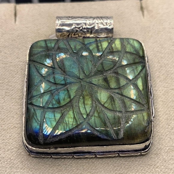 Beautiful Etched Labradorite Pendant with Chain, .925 Sterling Silver Overlay. - Picture 5 of 16